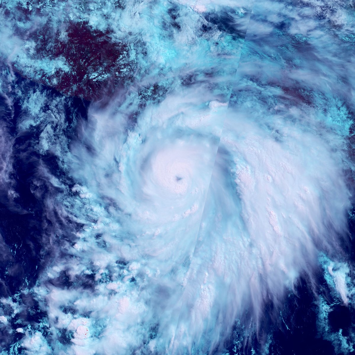 Major #Hurricane #Erick off the coast of Mexico seen early on 18 June by #Sentinel3 , the storm is currently making landfall near Corralero, Oaxaca #HurricaneErick