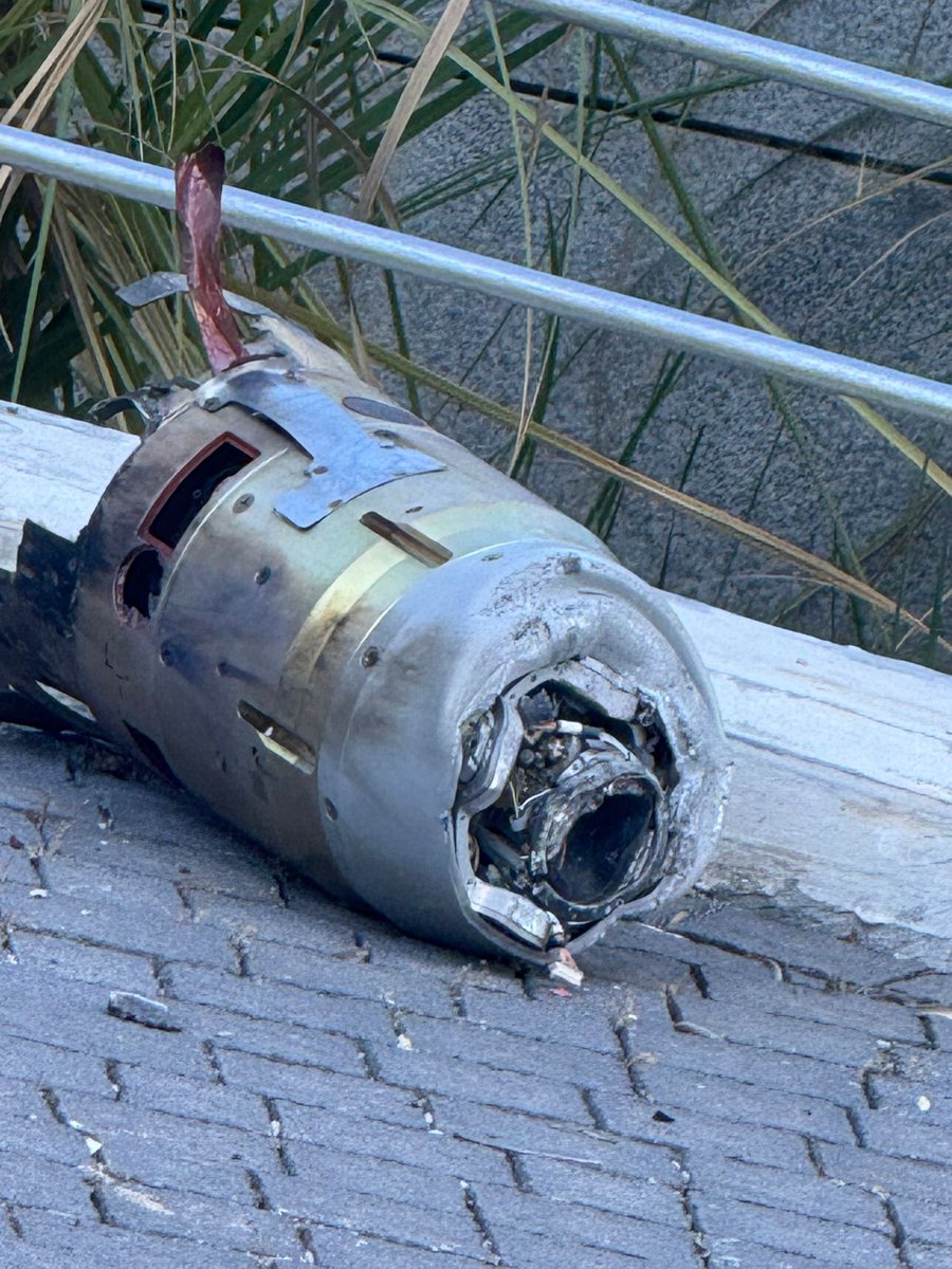 feder_hen's tweet image. Voici ce qui est tombé ce matin proche de l’appartement de mes parents dans la ville de Haïfa …
les Iraniens visent les civiles israéliens, les obligeants à se mettre dans les abris toutes les nuits.
Pour rappel, Israël vise des infrastructures pour détruire les capacités…