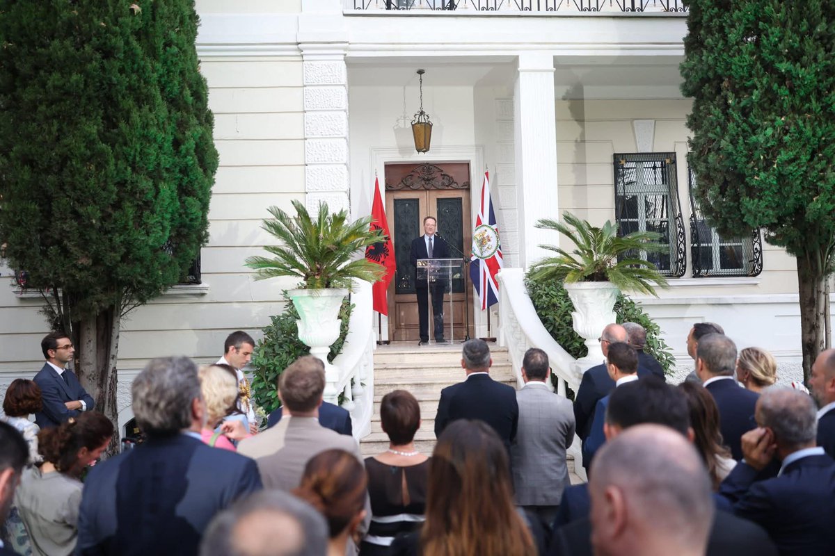 🇦🇱🤝🇬🇧  
Ishte një nder të merrja pjesë në ceremoninë e organizuar nga Ambasada Britanike në Tiranë, me ftesë të Ambasadorit Nicholas Abbott, për të festuar ditëlindjen e Mbretit Charles III dhe për të nderuar një figurë që mishëron vazhdimësinë dhe stabilitetin e nje kampioni te