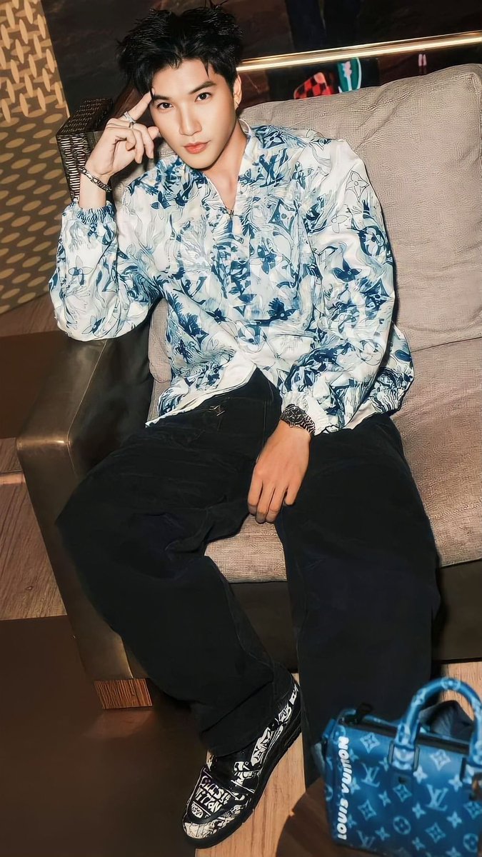 nerdgang_0199's tweet photo. Rapper HIEUTHUHAI steps out in style wearing Louis Vuitton.
Exciting news: He’ll be the only Vietnamese artist to attend the upcoming Louis Vuitton Men’s SS26 Show in Paris 🇻🇳✨
@LouisVuitton
#HIEUTHUHAI #LouisVuitton #HIEUTHUHAIxLOUISVUITTON #GERDNANG #SUNDAYS #HSG https://t.co/fR7k1SGnWv