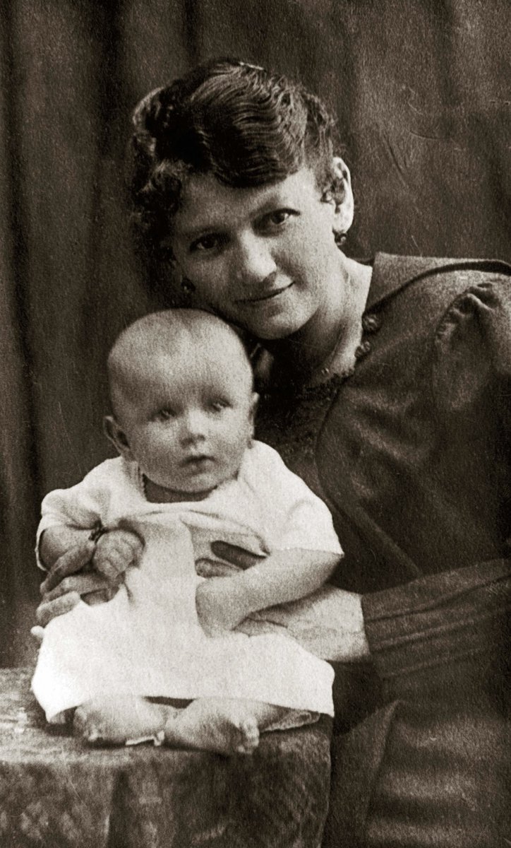 105 lat temu - 20 czerwca 1920 r. w kościele parafialnym w Wadowicach został ochrzczony mały Loluś Wojtyła. 

Czy ktoś wtedy podejrzewał "co z niego wyrośnie"?🙂