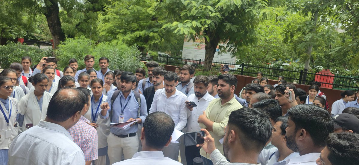 Harishpachauri_'s tweet photo. आज @nsui मथुरा द्वारा बृज चिकित्सा संस्था के छात्रों के साथ डीएम मथुरा को ज्ञापन दिया गया कॉलेज के पास भारतीय नर्सिंग काउंसिल की मान्यता न होने के बाद भी विगत 4 वर्षों से उसके आधार पर बच्चों को गुमराह करके प्रवेश लिया गया जब तक कॉलेज प्रशासन मान्यता नहीं लाता है आंदोलन जारी रहेगा https://t.co/jQk0OEFS1X