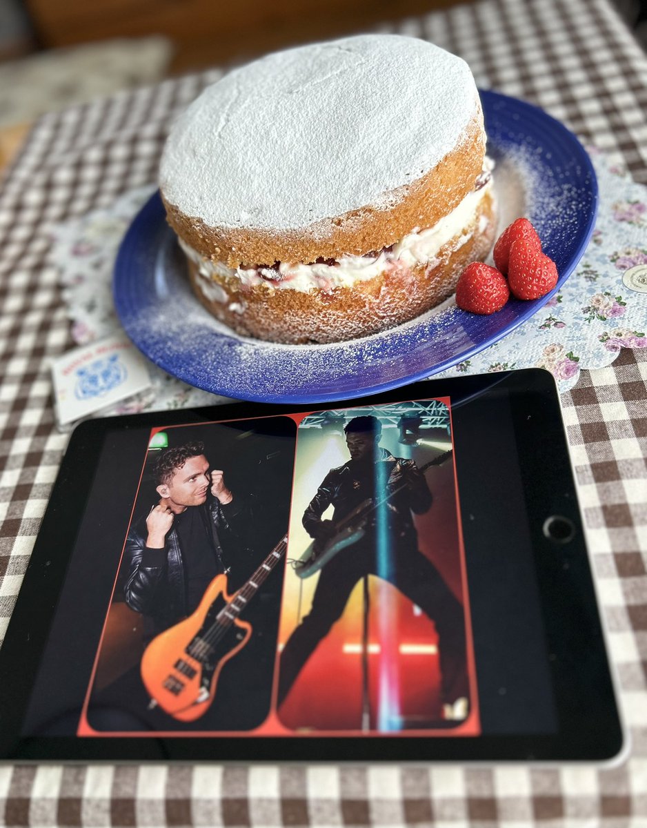 chokoko25's tweet photo. Happy Birthday Mike! I wish you a wonderful day and many blessings for the year ahead!🎉🎂☺️
#RoyalBlood
#MikeKerr https://t.co/HYxUp0f6pz
