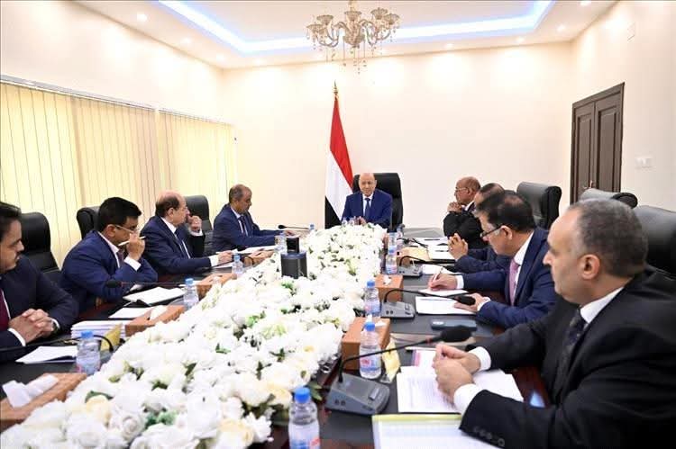 أول رئيس في العالم يجتمع بلجنة الأزمات والنتيجة مضاعفة الأزمة وخلق مزيد من الأزمات.
اجتماعكم يا عليمي أزمة