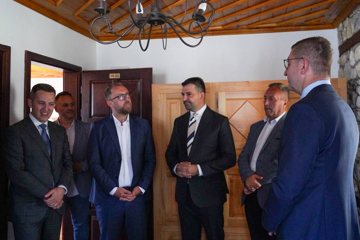 Денеска присуствував на свечено отворање на угостителскиот објект, комплексот „Македонско село“ во Горно Нерези.
За мене претставува задоволство што уште еден заборавен, запуштен и полу уништен објект се става во функција, тоа е овој комплекс, наречен „Македонско село“.