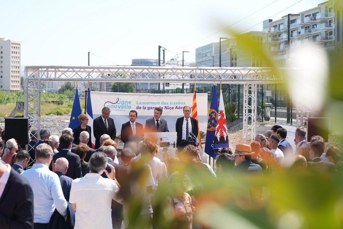 Aujourd’hui, aux côtés de l’ensemble des partenaires, nous lançons la première phase de la Ligne Nouvelle Provence Côte d’Azur, avec le début des travaux de la gare Nice Aéroport, qui sera livrée en 2029. 

À terme, ce sont 6 TER/heure/sens entre Cannes et Menton, des liaisons