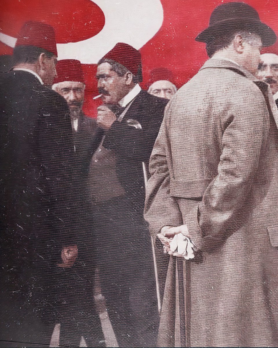 bir cigara yaktım da saatlerce ağladım.  
neyleyeyim? yüreğimi Türklükle dağladım...