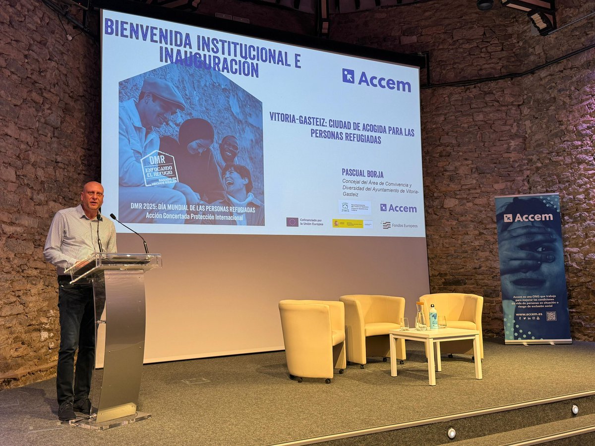Gasteizko Udaleko Bizikidetza eta Aniztasun zinegotzia, Pascual Borja, Goiuri jauregian egon da gaur 'Nazioarteko babesa bideratuz: krisi humanitario handiak eta horiek Euskadin duten eragina' jardunaldiaren inaugurazioan. #gasteiz