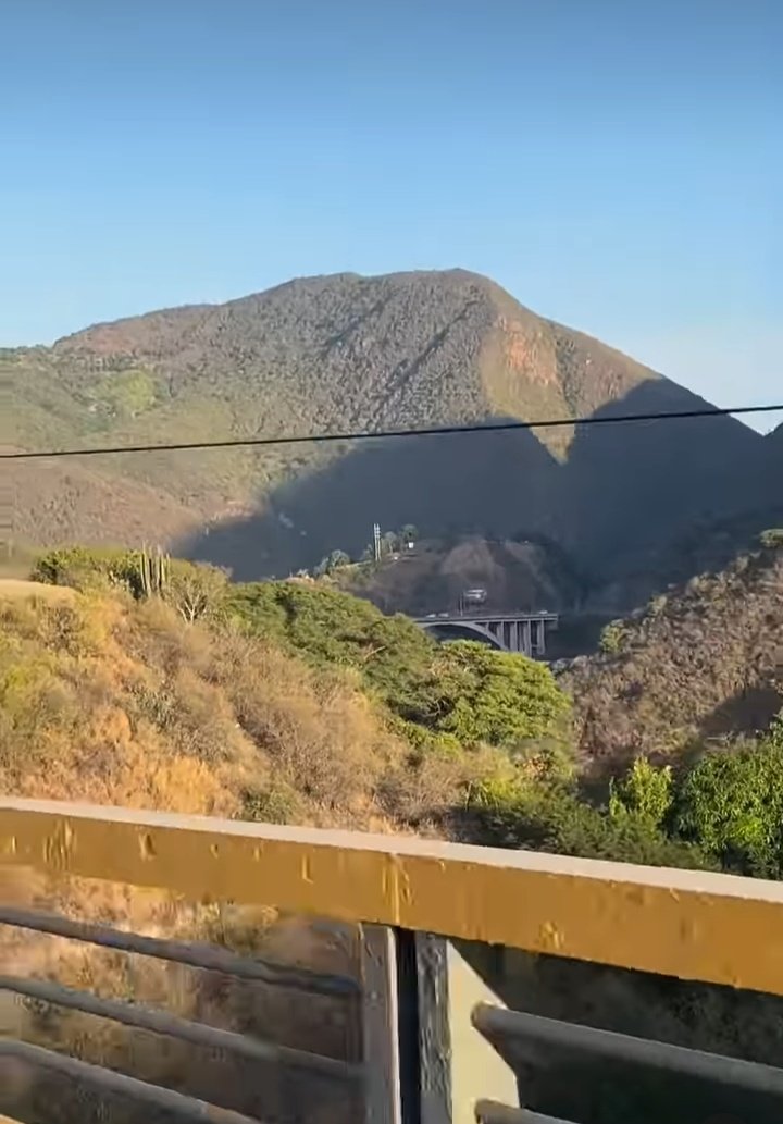 Con los buenos días 
Feliz y exitosa jornada para todos.
Venezuela 🇻🇪