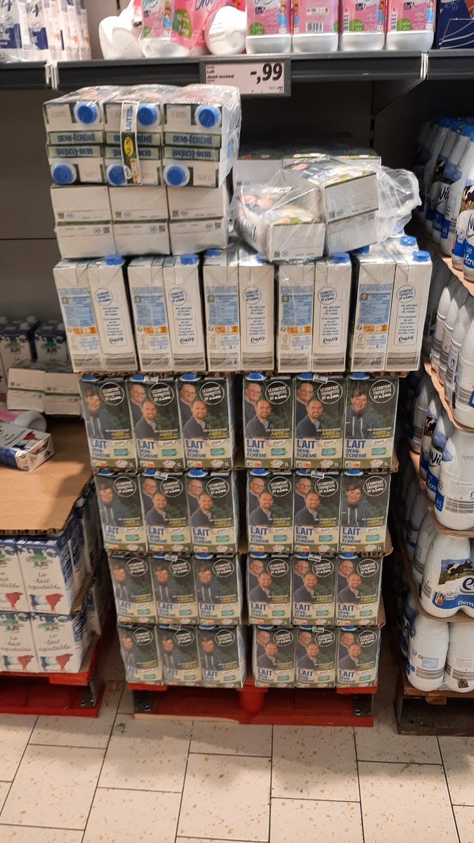 [#Syndical] 📢 Action 🥛🐄 <a href="/fdsea53/">FDSEA53</a> <a href="/JEUNESAGRI53/">JAMAYENNE</a> en cours dans le magasin <a href="/lidlfrance/">Lidl France</a> de <a href="/Laval_la_Ville/">Laval la Ville</a>. Alors un prix du demi-écrémé à moins de 1️⃣ € le litre, c'est NON !!! 😡😤 #prixnonremunerateurs #ceuxquifontlelait <a href="/FNPLait/">FNPL</a> <a href="/FRSEAOlait/">FRSEA Ouest section lait</a> <a href="/FNSEA/">La FNSEA</a> <a href="/yohannbarbe/">Yohann Barbe</a> <a href="/dgccrf/">DGCCRF</a>