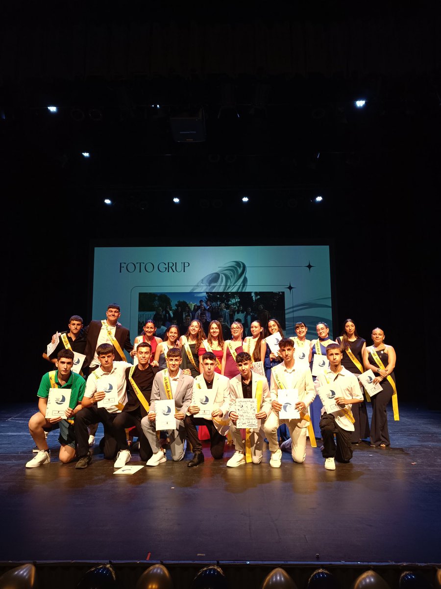 ins_sant_andreu's tweet photo. Festa de final d’etapa de la Promoció 2021-2025 al @TeatreEspert. L’enhorabona a tots! Molta sort! https://t.co/KfwYu0WGXc
