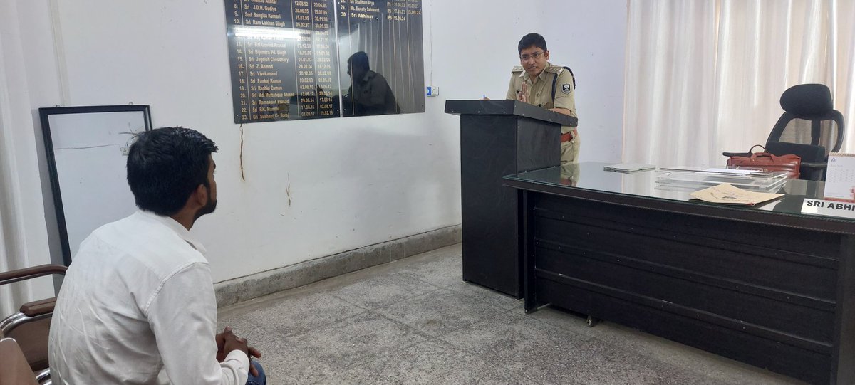 आज दिनांक-19.06.25 को  अनुमंडल पुलिस पदाधिकारी सदर-1, पटना के द्वारा प्रत्येक दिनों के भाँति अपने कार्यालय में आम जनता की #शिकायतों को सुना गया एवं संबंधित पुलिस पदाधिकारी को विधि-सम्मत कार्रवाई हेतु आवश्यक दिशा-निर्देश दिया गया! 
<a href="/EastSP_Patna/">CITY SP (East) Patna</a> 
<a href="/PatnaPolice24x7/">Patna Police</a>