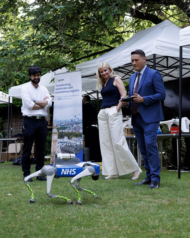 During #LondonTechWeek we were at No.10, showcasing our autonomous drone and robotics technology at a reception hosted by <a href="/Keir_Starmer/">Keir Starmer</a> 
We loved introducing <a href="/wesstreeting/">Wes Streeting</a>  to our new quadruped delivery robot!  
#Apian #NHS #HealthTech