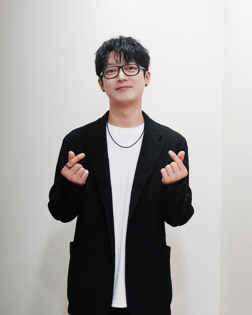 이마 무슨얘긴진 알겠는데 이 두사진은 비교대상이 아닌데? 둘 다 이뿐걸 가져다가 왜글애  착장도 둘 다 이뿌고