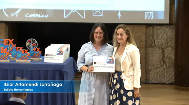 Victoria Bascones de <a href="/EUSKALIT/">EUSKALIT</a> entrega el  diploma a Itziar Artamendi Larrañaga (BRAND &amp; COMMUNICATION MANAGER - EAA) de <a href="/BAgrisolutions/">BellotaAgrisolutions</a> por su proyecto El poder del marketing de influencers para conectar con el cliente.