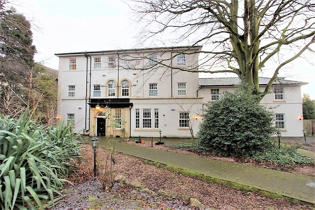 Platinum Estates offer this three bedroom luxury apartment at Littleover House. 

The property benefits from its own private garden terrace, it would be let fully furnished throughout with quality furniture and has allocated parking.

Contact us now to book a viewing!
