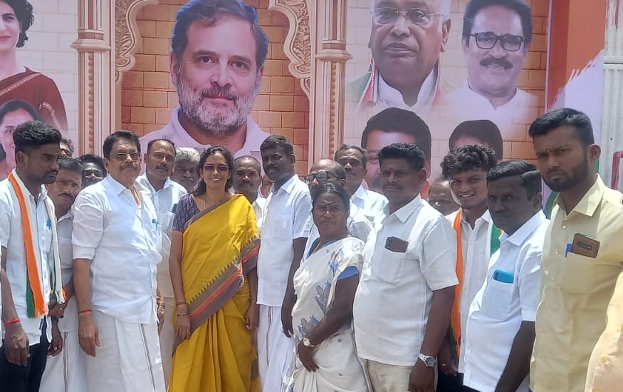 karuppurJS's tweet photo. திரு.ராகுல் காந்தி எம்.பி அவர்களின் பிறந்த தினத்தை முன்னிட்டு திருச்சி தெற்கு மாவட்ட சார்பில் பொதுமக்களுக்கு மதிய உணவு  மற்றும் நலத்திட்ட உதவிகளை மாவட்ட தலைவர் வழக்கறிஞர் பி. கோவிந்தராஜன் தலைமையில் கரூர் MPதிருமிகு .செல்வி ஜோதிமணி எம்.பி அவர்கள் வழங்கினார்கள்.
#HBDRahulGandhi https://t.co/qU2v2ptY3M