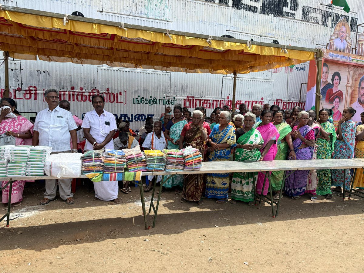 karuppurJS's tweet photo. திரு.ராகுல் காந்தி எம்.பி அவர்களின் பிறந்த தினத்தை முன்னிட்டு திருச்சி தெற்கு மாவட்ட சார்பில் பொதுமக்களுக்கு மதிய உணவு  மற்றும் நலத்திட்ட உதவிகளை மாவட்ட தலைவர் வழக்கறிஞர் பி. கோவிந்தராஜன் தலைமையில் கரூர் MPதிருமிகு .செல்வி ஜோதிமணி எம்.பி அவர்கள் வழங்கினார்கள்.
#HBDRahulGandhi https://t.co/qU2v2ptY3M