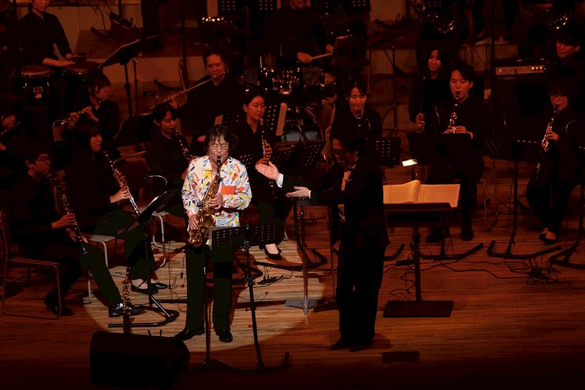 【ふりかえり③】
そしてAct3、ジャズサックス奏者の本多俊之さん(<a href="/dinosax/">本多俊之</a>)をお迎えしました🎷

恐竜への想い🦖やノリノリなサンバ🪇、板吹サックスパートとの共演✨、締めくくりはマルサの女🕶

なんと4曲とも本多さんご自身の作曲、贅沢な時間でした💓

#板橋区吹奏楽団 #板吹 #いたすい  #板橋