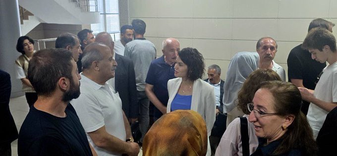 Bugün adiliyedeydik hukuksuz bir şekilde 7 aydır tutuklu olan Kent Konseyi eş başkanı sevgili <a href="/fikretdogann/">Fikret Doğan</a> tahliye edildi, ayrıca kayyım gaspı sırasında yaptığı konuşmadan dolayı tutuksuz yargılanan sevgili <a href="/rojbinbor/">Rojbîn Bor</a>’un mahkemesi ekim ayına ertelendi. Siyasetçilerin bu haksız