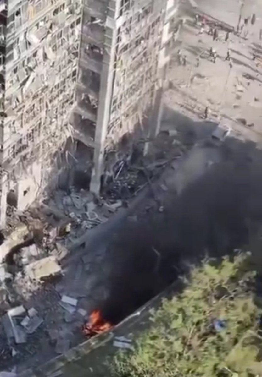 #تل_أبيب
#مبنى_البورصة
هبوط البورصة الإسرائيلية.
لأ لأ
مش هبوط الأسهم.. هبوط المبنى حرفيّاً