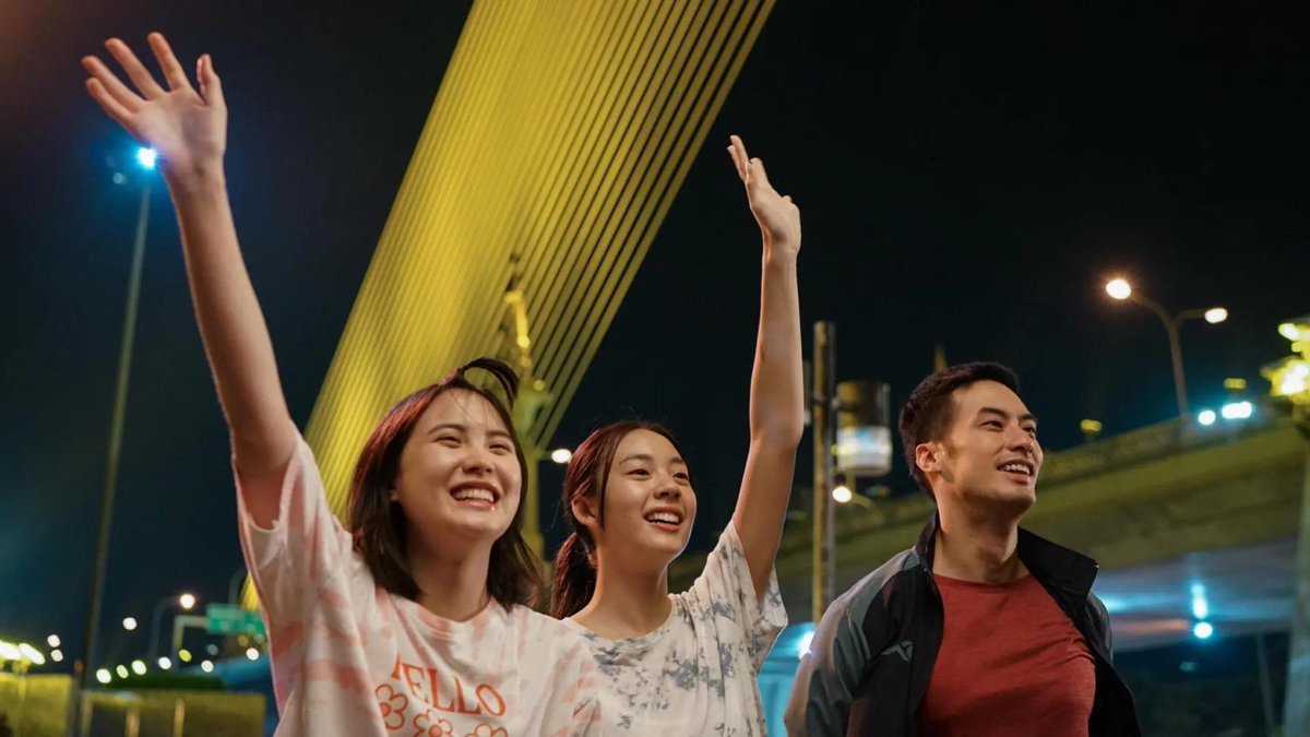 "Nanti kalau udah dewasa, kamu beli rumah di sampingku ya biar kita tetanggaan."

Kepolosan dua remaja yg sahabatan sejak kecil mulai terenggut saat mereka menyadari rumitnya cinta, mahalnya hidup &amp; orang tua yg ternyata cuma mikirin diri sendiri. Dari sini, Flat Girls lantas