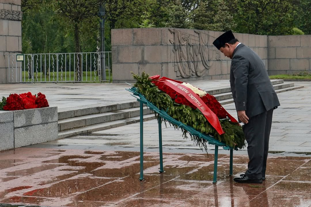 Mengawali kunjungan kenegaraan di Federasi Rusia, saya mengunjungi Taman Makam Piskaryovskoye untuk meletakkan karangan bunga sebagai bentuk penghormatan atas peristiwa Pengepungan Leningrad selama Perang Dunia II.

Dengan diiringi upacara kehormatan, peletakan bunga ini menjadi