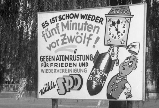 UnsereZeit_UZ's tweet image. Ist da noch ein bisschen Frieden drin? UZ sprach mit dem #SPD-Mitglied Heinz Schneider über das „#Friedensmanifest“, die Parteibasis &amp;amp; den notwendigen #Widerstand gegen die eigene #Regierung.  buff.ly/99plIJC

Foto: Bundesarchiv, Bild 183-49306-0003/CC-BY-SA 3.0/Bearb.:UZ