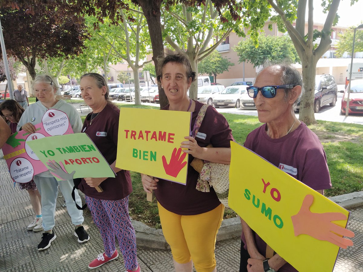 🚶‍♀️💜 Personas del Programa Ocupacional de Envejecimiento de TASUBINSA en #Tudela participaron en la I Marcha por el Buen Trato a las Personas Mayores.
Reivindicaron sus derechos y difundieron la campaña #CómoQuieroQueMeTraten.

#EnvejecimientoSaludable #BuenTrato #Inclusión