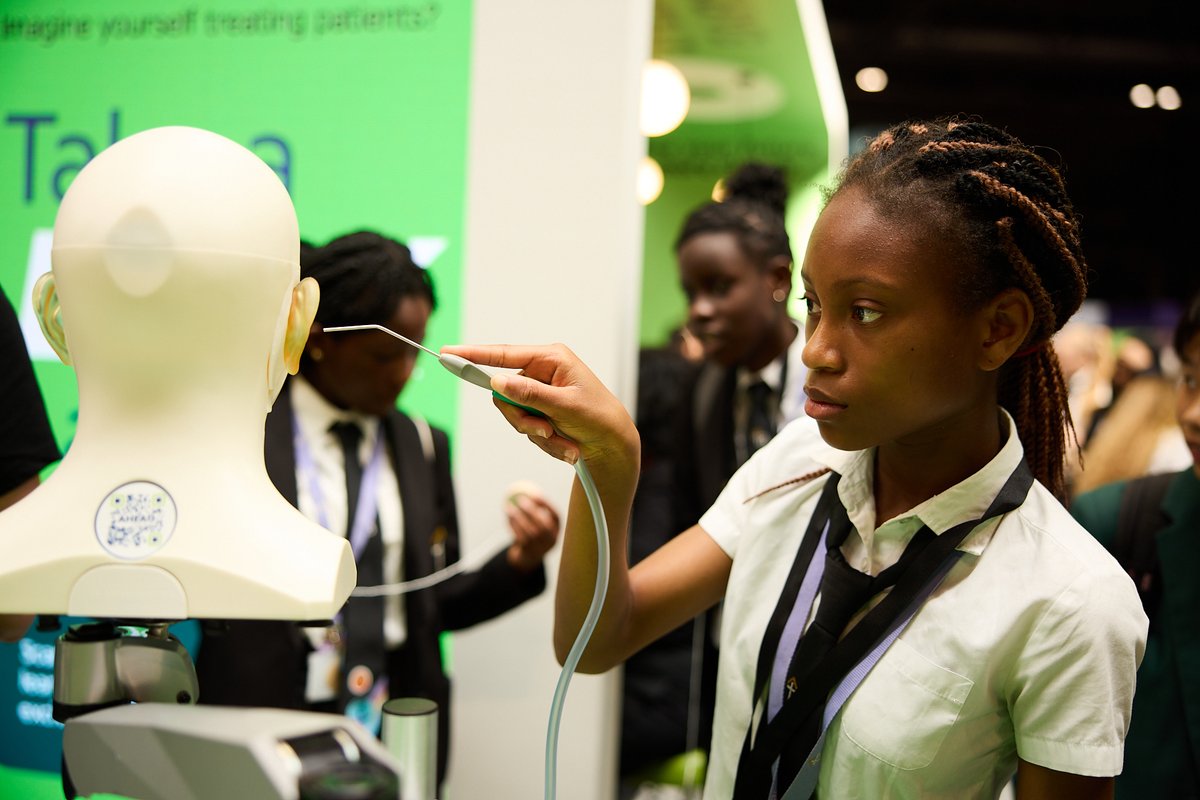 BigBangUKSTEM's tweet image. See, hear, listen up!
Students are getting hands-on and learning problem solving skills at @SpecsaversLife at The #BigBangFair!