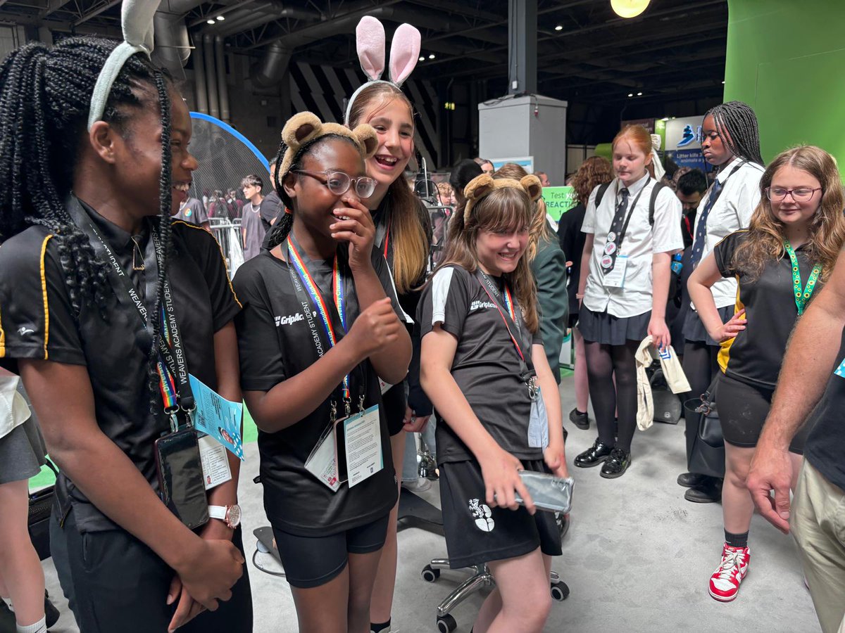 BigBangUKSTEM's tweet image. See, hear, listen up!
Students are getting hands-on and learning problem solving skills at @SpecsaversLife at The #BigBangFair!