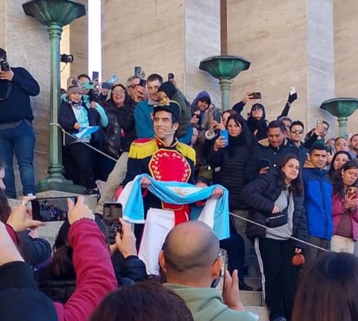 Buen dia!! Una semana corta y fría! Pero siempre haciendo radio! Prendete a <a href="/lt9lider/">LT9 - La Nueva Nueve 🎙️</a> am 1150 que en un ratito hablamos con Santi Pereiro desde el Monumento a la Bandera en Rosario! Nos cuenta sobre la promesa de lealtad a la bandera, Santi es quien interpreta a Belgrano!!