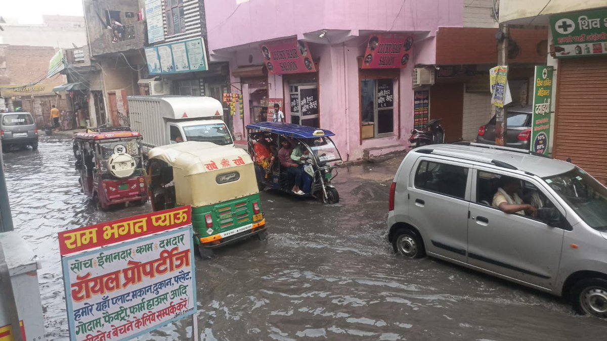 himanshuaapn's tweet photo. बताया जा रहा है दुकानदार अपनी दुकान खाली करने पर मजबूर हो चुके हैं क्योंकि उनकी कोई भी सुनवाई नहीं होती
उनका काम बारिश में बुरी तरह से खत्म हो जाता है

निगम पार्षद जोगिंदर बंदी राना–AAP
विधायक @deepak4bjpbadli BJP
सांसद @yogenderchando1 BJP
मुख्य मंत्री श्री @gupta_rekha BJP https://t.co/fntI8ITyMn
