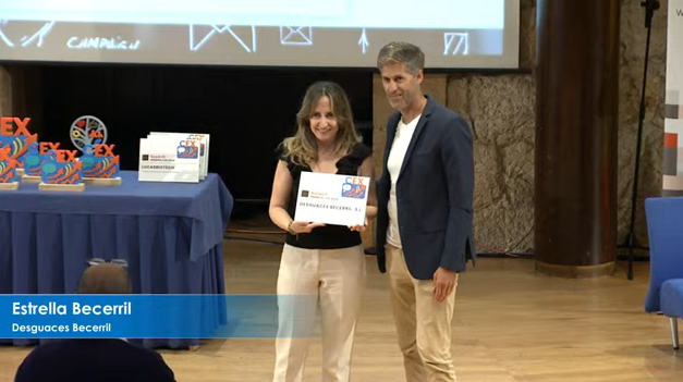 Miguel Velar de la Sociedad para el Desarrollo de Cantabria para hacer la entrega de diploma a Estrella Becerril de la Puente gerente de Desguaces Becerril por su proyecto De la tradición a la innovación. Nuestra transformación digital: de empresa tradicional a referente internal