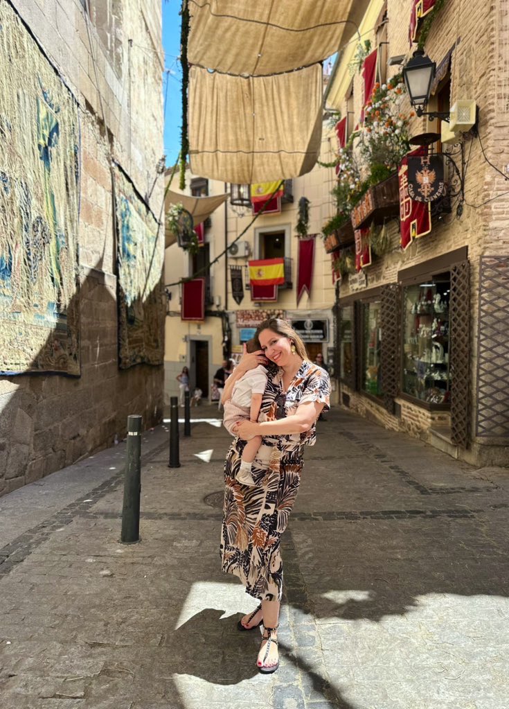 Hoy es el día grande en Toledo, la ciudad donde nací, celebramos el Corpus Christi.
Recuerdo la primera vez que llevé a mi niño cuando era un bebé.
Este año no he podido ir🤰☀️pero si Dios quiere el año que viene no me lo pierdo.
¡Feliz día del Corpus!

#CorpusChristi #Corpus2025