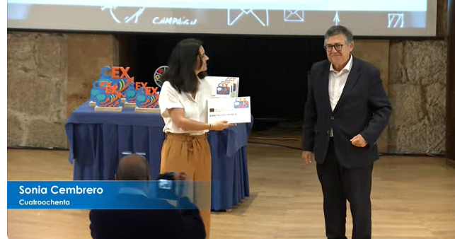 Rafael Escamilla Domínguez del Instituto Valenciano de Competitividad Empresarial entrega de diploma a Sonia Cembrero (CCO) de Cuatroochenta por su proyecto Podcast sobre tecnología 'Cuidado con las macros ocultas'.