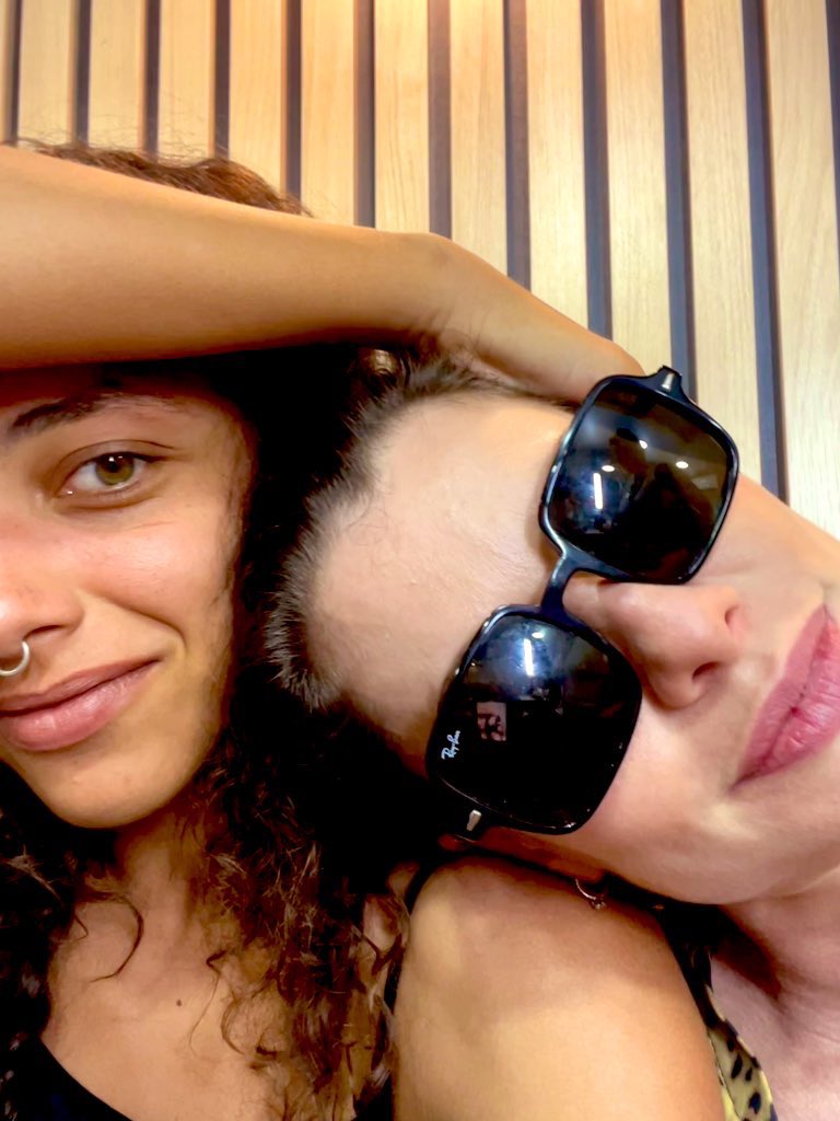 impressionada com a recepção a jânia&amp;otília. 

acordei e me emocionei demais lendo tudo, todas as materias, todas as menções.

a gente trabalhou TANTO. compartilhamos tudo tudo juntas, durante 8 meses. 

obrigada galera. MESMO! isso
no mês do orgulho diz muito!