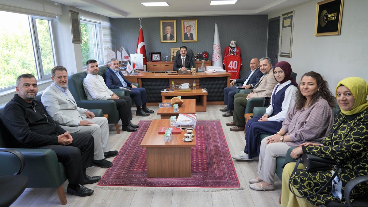 meb_dinogretimi's tweet photo. 📌 TÜBİTAK 2204-A Lise Öğrencileri Araştırma Projeleri Yarışması’nda Türkiye 2’ncisi olan Ankara Mamak Anadolu İmam Hatip Lisesi 12. sınıf öğrencimiz Naciye Gülseren; okul idaresi, danışman öğretmeni ve ailesiyle birlikte Genel Müdürlüğümüzü ziyaret etti. Öğrencimize yarışma sonrası proje çalışmalarını desteklemek üzere Genel Müdürümüz Dr. Ahmet İşleyen tarafından hediye takdim edildi.
Başarılarının devamını diliyoruz.