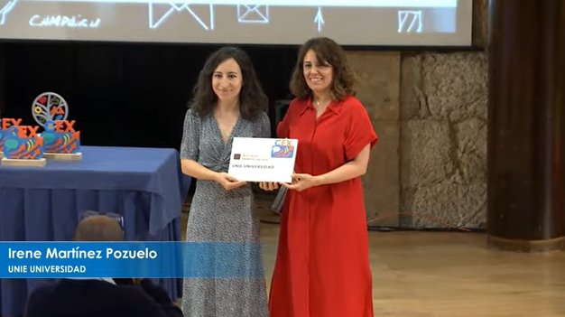 Mari Carmen Molina de la Fundación Madrid Excelente hace la entrega del diploma a Irene Martínez Pozuelo, Responsable de Calidad Institucional UNIE UNIVERSIDAD por su proyecto "¿Qué pasaría si...?" La divulgación académica pensada para una nueva generación.
