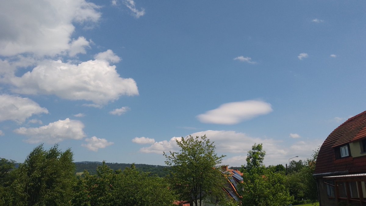 MeteoSynop's tweet image. Miało wiać i wieje.

Nowa Ruda, 13:00:
🌥️5/8 - Cu med i tow.(4/8), Ac len (Cʟ = 2, Cᴍ = 4, Cʜ = 0)
temperatura: 21,4°C
temperatura punktu rosy: 10,5°C
wiatr 330° (NNW) o prędkości 7 m/s, porywy 15 m/s
widzialność: 40 km
ciśnienie względne: 1020,4 hPa (tend. baryczna: 0,0 hPa/3h)