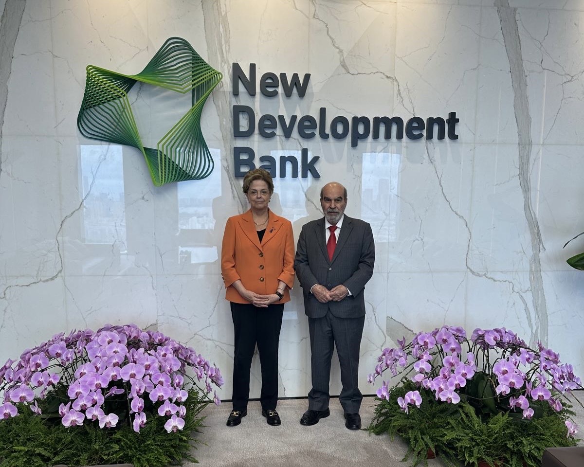José Graziano da Silva (@grazianodasilva) on Twitter photo Great pleasure to reconnect with President Dilma Rousseff in Shanghai during a full week of meetings and events at <a href="/NDB_int/">New Development Bank</a>.
We discussed major global challenges related to food security and sustainable development, and the strategic role of multilateral banks on them Great pleasure to reconnect with President Dilma Rousseff in Shanghai during a full week of meetings and events at <a href="/NDB_int/">New Development Bank</a>.
We discussed major global challenges related to food security and sustainable development, and the strategic role of multilateral banks on them