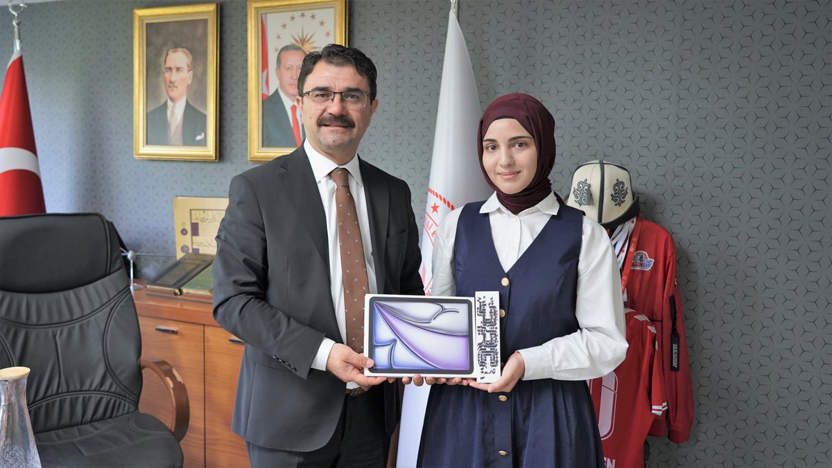 meb_dinogretimi's tweet photo. 📌 TÜBİTAK 2204-A Lise Öğrencileri Araştırma Projeleri Yarışması’nda Türkiye 2’ncisi olan Ankara Mamak Anadolu İmam Hatip Lisesi 12. sınıf öğrencimiz Naciye Gülseren; okul idaresi, danışman öğretmeni ve ailesiyle birlikte Genel Müdürlüğümüzü ziyaret etti. Öğrencimize yarışma sonrası proje çalışmalarını desteklemek üzere Genel Müdürümüz Dr. Ahmet İşleyen tarafından hediye takdim edildi.
Başarılarının devamını diliyoruz.