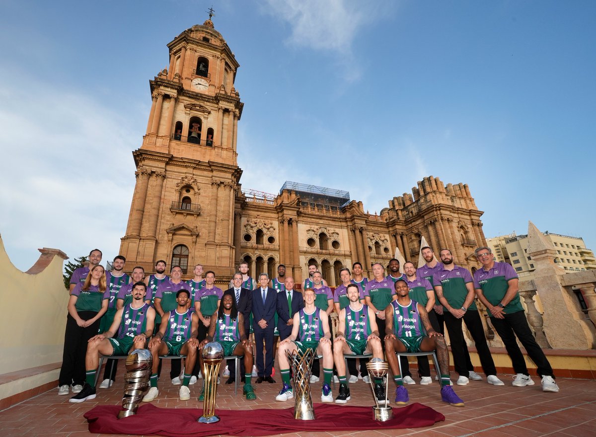 🟢🟣El <a href="/unicajaCB/">UnicajaCB</a> despide con esta imagen una temporada histórica, con 4 títulos

📸 <a href="/pozo_mariano/">Mariano Pozo</a>