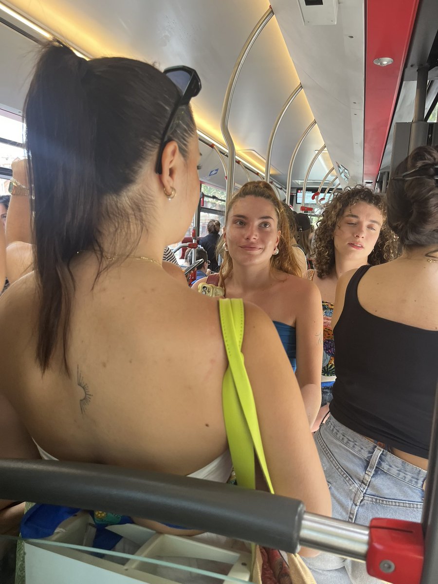Un grup de 7 turistes entren per la porta del darrera al 19 direcció plaça Catalunya i sense pagar. Quan uns quants els hi diem se'ns encaren... Tot bé <a href="/TMB_Barcelona/">TMB</a>