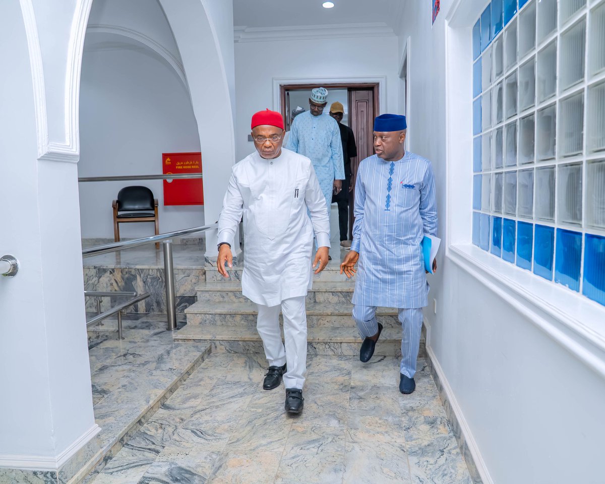 Hope_Uzodimma1's tweet image. On the critical issue of national security, the Progressive Governors' Forum (PGF) and the Nigeria Governors' Forum (NGF) have jointly resolved to support President Bola Ahmed Tinubu’s model aimed at empowering States and communities to address persistent security challenges.…
