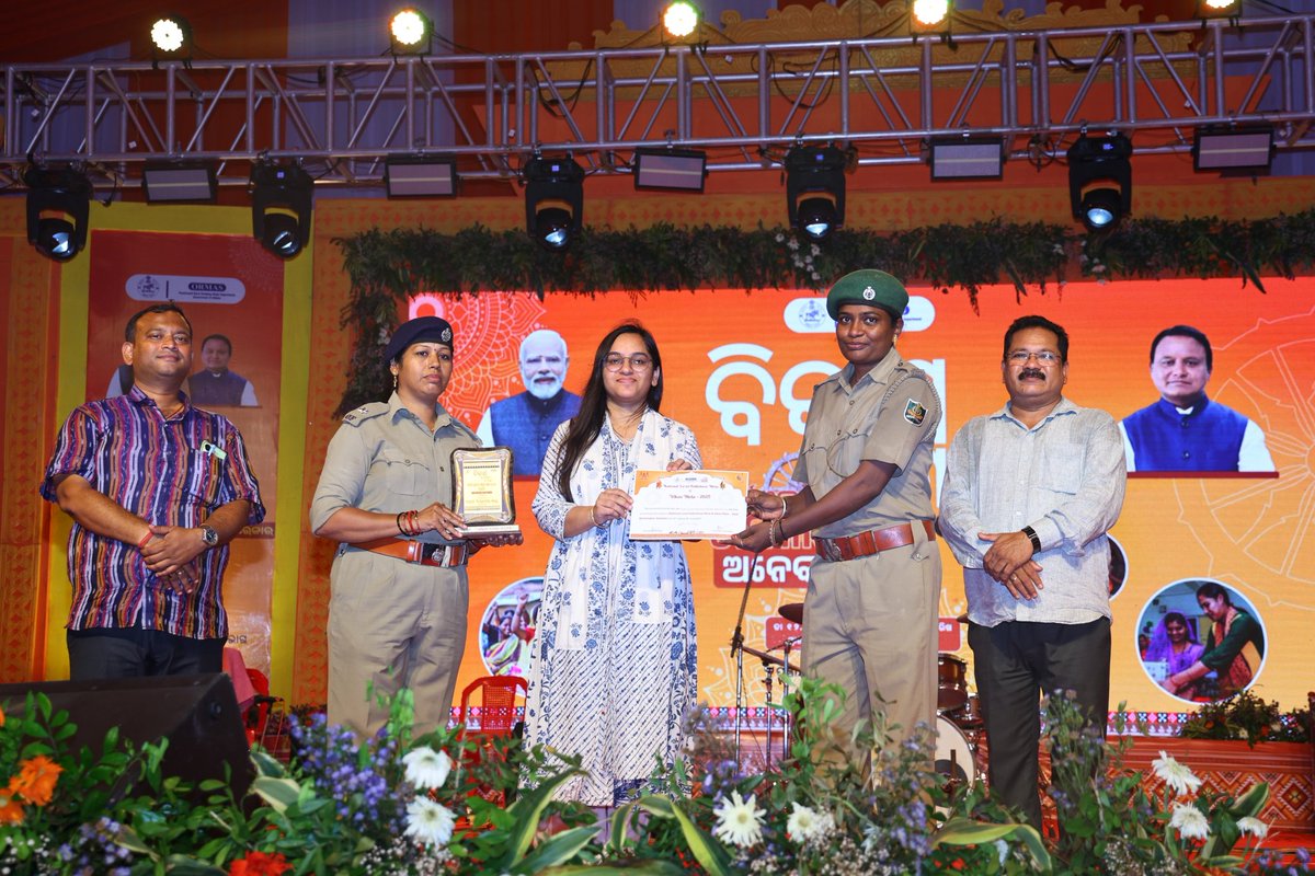 ZP_Ganjam's tweet photo. On the last day of Vikas Mela & National-Level Pali shree Mela 2025 at Khallikote Ground, Berhampur, felicitations were given by the CDO-cum-EO, Zilla Parishad, Ganjam, to participants for their excellence.
@CMO_Odisha
#VikasMela2025 #PallishreeMela #Ganjam #SHGSuccess https://t.co/nU9q3ZwdTO