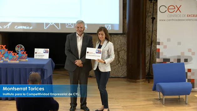 Montserrat Torices del Instituto para la Competitividad Empresarial de Castilla y León recoge el diploma en representación de Sociograph Marketing Science que no ha podido acompañarnos hoy por su proyecto Cátedra de Innovación para el Comercio.