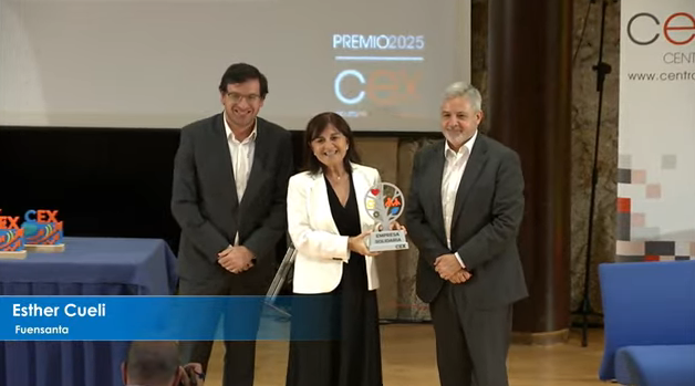 Entrega premio solidario a Fuensanta por parte de Fernando Sierra, presidente de la Asociación Centros de Excelencia y Jesús Daniel Salas Campo, presidente del Club de Calidad. Recoge premio Esther Cueli Directora General de Fuensanta.