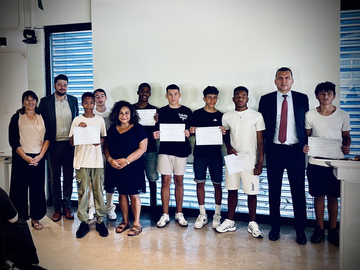 Remise des diplômes pour les lauréats du #DELF 2025 récompensés par M. l’Inspecteur d’Academie <a href="/LaurentLeMerci4/">Laurent Le Mercier</a> en présence de Mme ALLAOUI, enseignante du dispositif UPE2A. Bravo à toutes et tous !