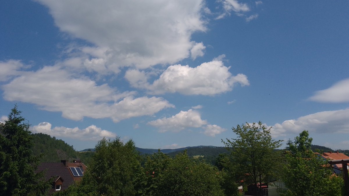 MeteoSynop's tweet image. Miało wiać i wieje.

Nowa Ruda, 13:00:
🌥️5/8 - Cu med i tow.(4/8), Ac len (Cʟ = 2, Cᴍ = 4, Cʜ = 0)
temperatura: 21,4°C
temperatura punktu rosy: 10,5°C
wiatr 330° (NNW) o prędkości 7 m/s, porywy 15 m/s
widzialność: 40 km
ciśnienie względne: 1020,4 hPa (tend. baryczna: 0,0 hPa/3h)